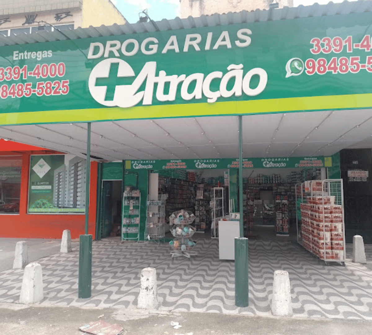 Farmacêutica atendendo cliente com atenção e cuidado