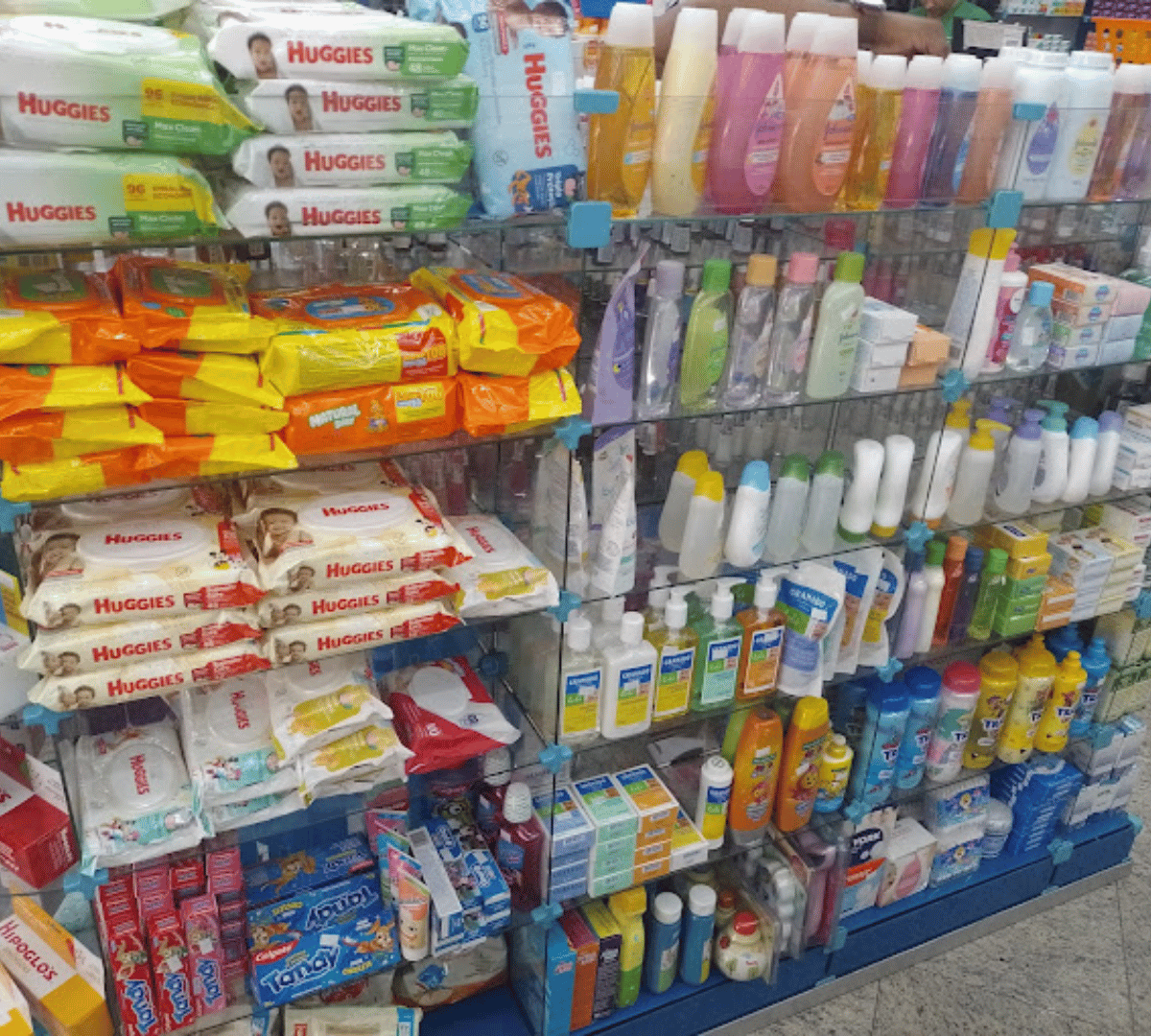 Interior espaçoso e organizado da Drogarias Atração